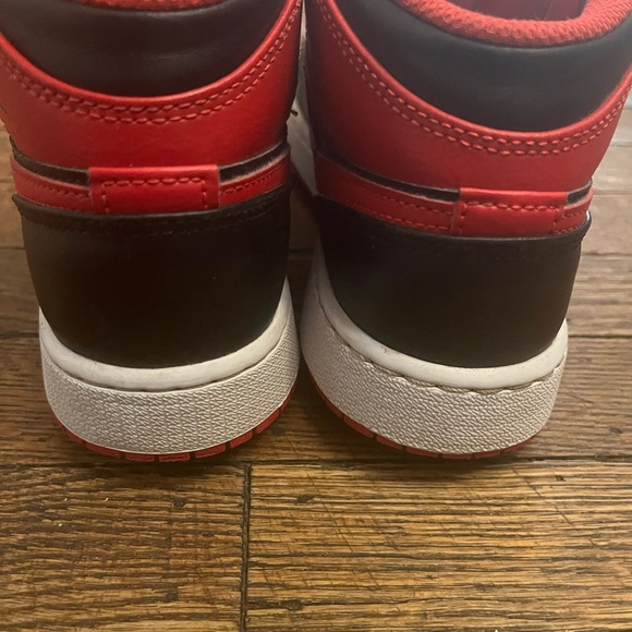 Nike Air Jordan 1 Mid Athletic Shoe Youth Size 6Y DQ8423-060 Black Red White - Picture 3 of 6